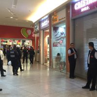 Cuatro sujetos se hacen pasar por clientes y asaltan joyería en Parque Delta