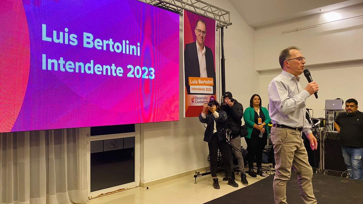 Bertolini en un acto en Plottier. Fuente: (SMAndesPatagonia).