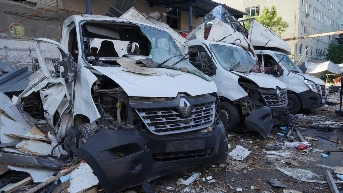 Esta fotografía muestra camionetas del servicio de mensajería Nova Poshta dañados tras un ataque ruso en Járkiv, Ucrania, el domingo 30 de junio de 2024.