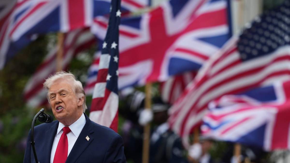 El presidente Donald Trump pronuncia un discurso durante una ceremonia de llegada en el jardín sur de la Casa Blanca, el martes 28 de abril de 2026, en Washington