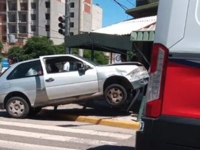 Intentó esquivar un auto y terminó incrustado en la defensa antichoque en la esquina de un comercio