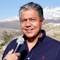 Rolando Figueroa recorre la provincia y eleva su imagen