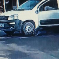 Motociclista chocó contra una camioneta utilitaria y quedó atrapado debajo del vehículo