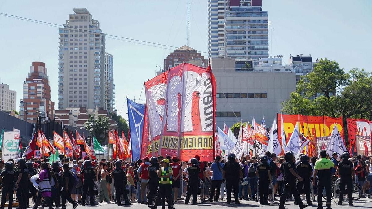 Los frentes de izquierda se manifestaron frente a la embajada de Estados Unidos para rechazar su intervención en Venezuela.