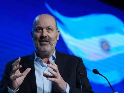 La agencia Reuters señaló a Federico Sturzenegger como el "zar de la desregulación argentina"