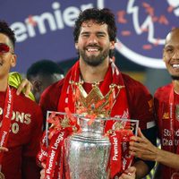 La insólita situación que sufrió una estrella del Liverpool mientras festejaba el título