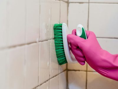 No pierdas tiempo: el truco definitivo para dejar las juntas del baño impecables con solo 3 ingredientes