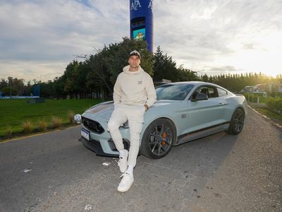 El más caro del mercado: ¿cuánto cuesta el auto del Dibu Martínez?