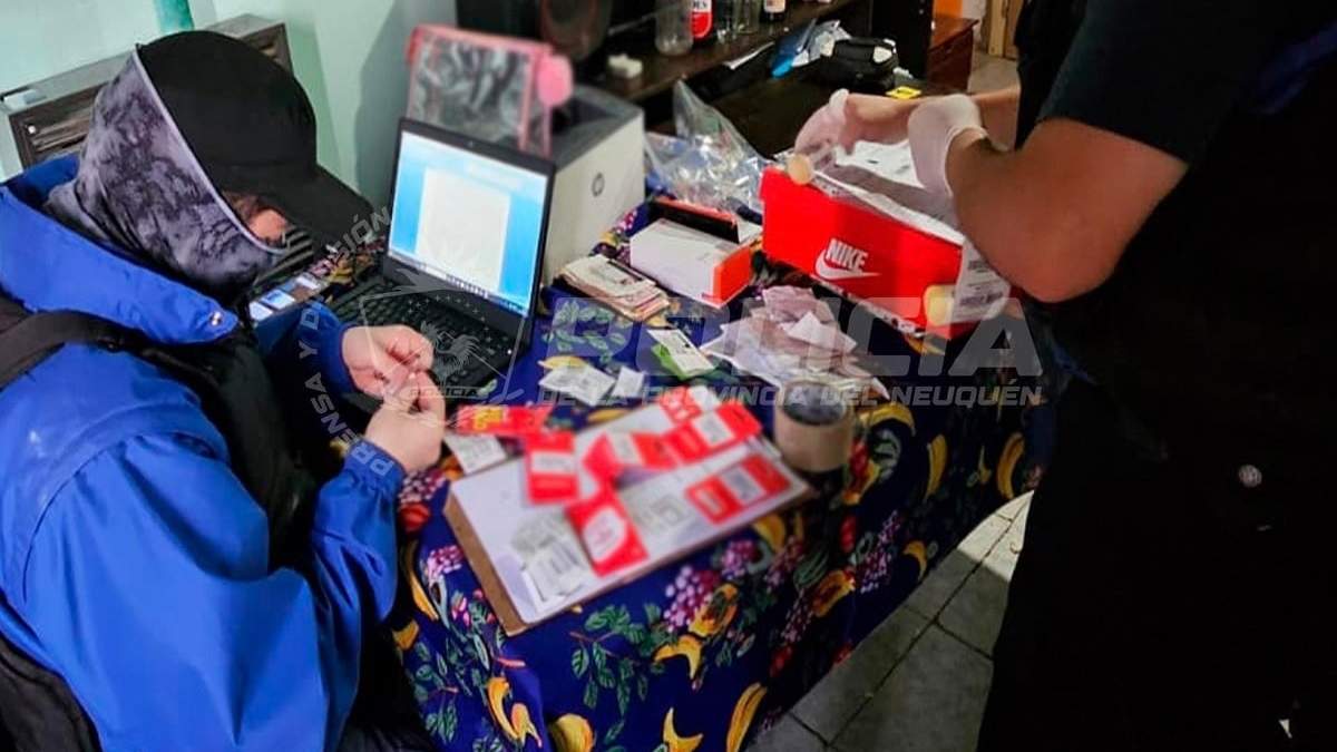 Durante el allanamiento la Policía secuestró dispositivos electrónicos. Fuente (Policía de Neuquén)