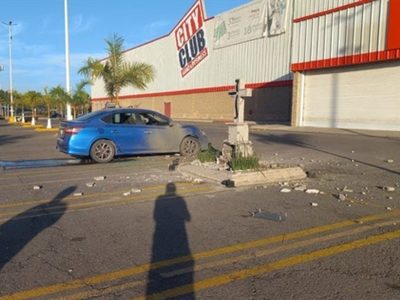 Explota auto junto al cenotafio del hijo de “El Chapo” y asesinan a dos policías de Culiacán