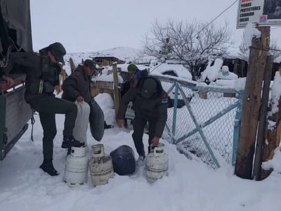 Por el temporal de nieve, Gendarmería colabora en la asistencia