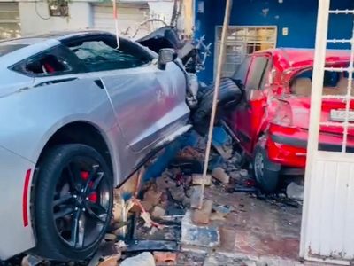 Por venganza, mujer estrella un Corvette contra la casa de su exnovio