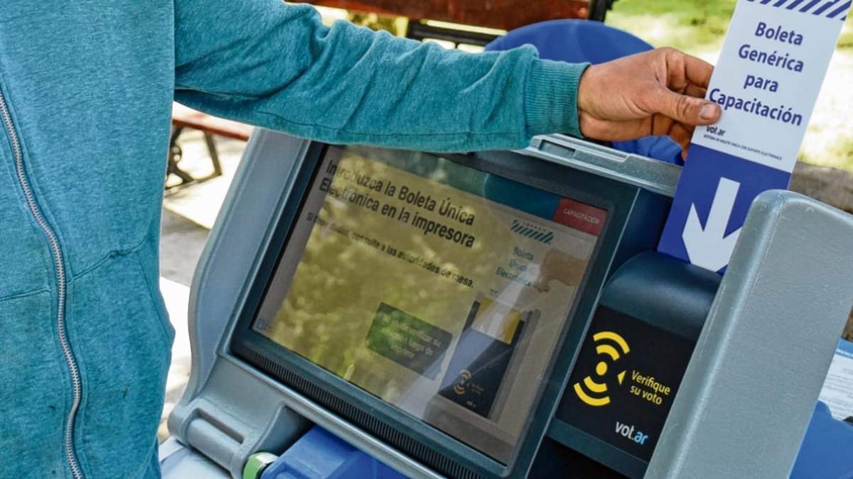 Máquina electrónica de votación. Fuente: (Twitter)