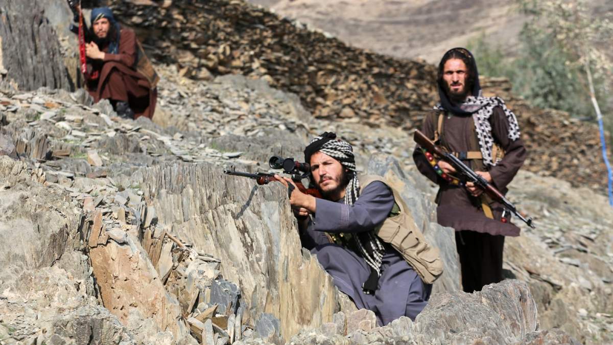 Soldados talibanes afganos miran hacia el lado pakistaní