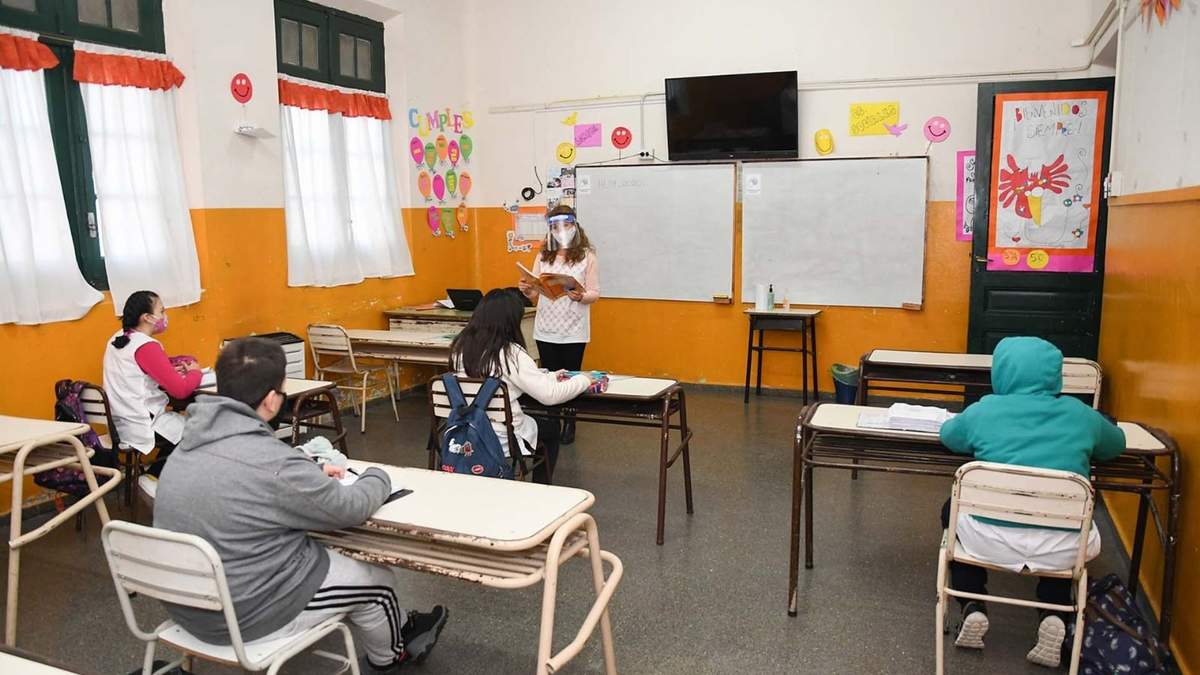 Clases presenciales en pandemia. Fuente: (Twitter)