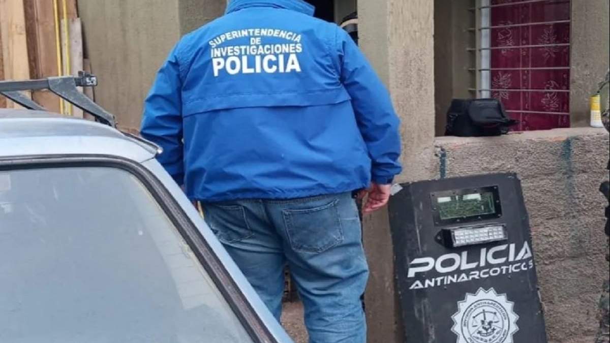 Efectivos de la División Antinarcóticos de Neuquén en el allanamiento en San Martín de los Andes. Fuente: (Policía de Neuquén)