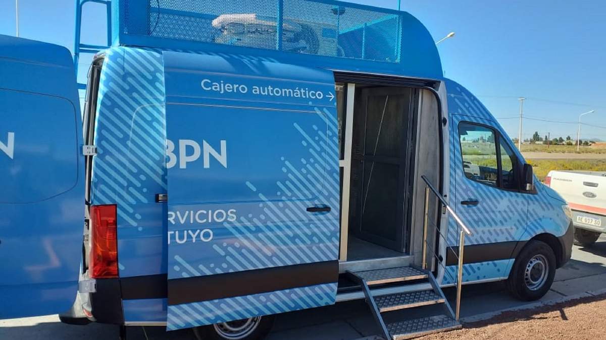 El cajero móvil se encuentra ubicado en el acceso a Zapala. Fuente: (Twitter)