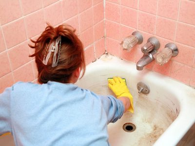 El secreto de la abuela para limpiar y desinfectar a fondo tu baño y dejarlo impecable sin gastar de más