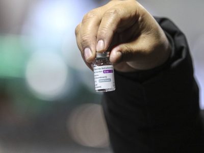 AstraZeneca admite que “en casos raros” su vacuna contra covid puede provocar trombosis