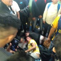 Usuarios del Metro golpean a presuntos ladrones de teléfonos celulares en la Línea 12 (Video)