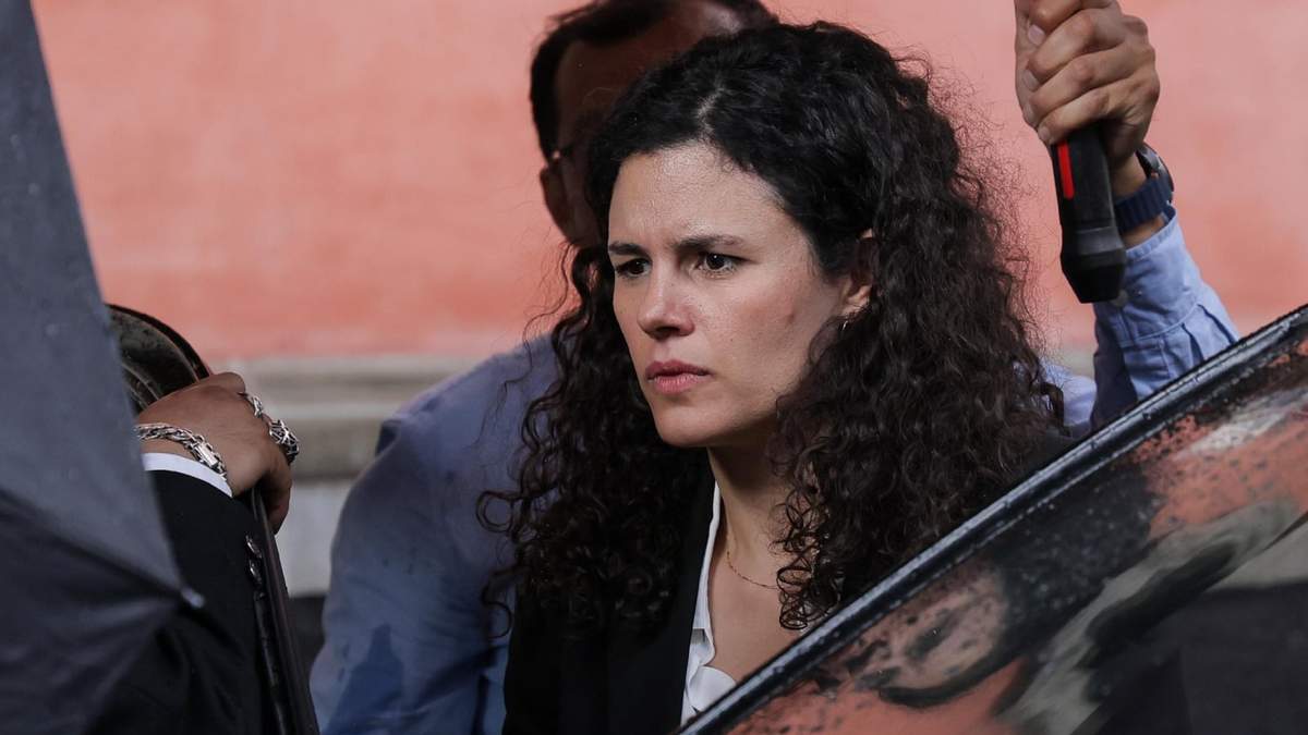 Luisa María alcalde, presidenta nacional de morena, a su salida de la Tercera Plenaria de los Senadores de Morena