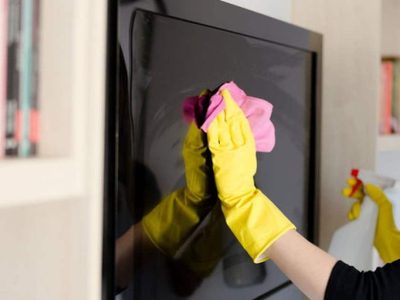 El verdadero trucazo para limpiar la pantalla del televisor sin rayarlo y en apenas unos minutos