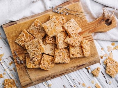 Galletitas crackers de perejil y semillas: súper fáciles y más ricas que las compradas, tu opción ideal para las picadas