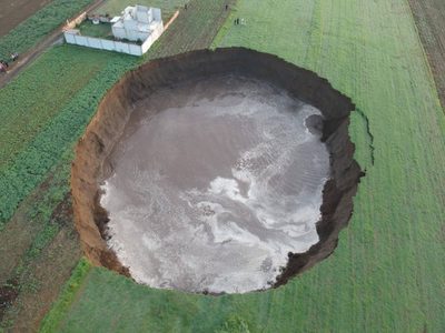 Socavón gigante se forma en Puebla; tiene más de 60 metros de diámetro y 20 de profundidad
