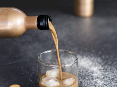 Ideal otoño: prepará este licor casero de flan y dulce de leche, con 4 ingredientes y muy rico