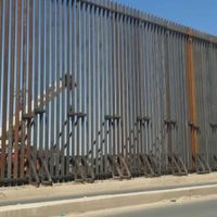 Migrante se lesiona ambas piernas al caer del muro fronterizo en la garita Calexico-Mexicali