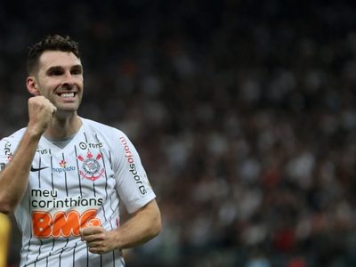 Corinthians se salvó de un papelón gracias a Boselli