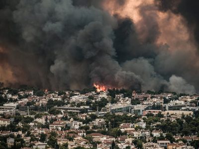 El fuego golpea las puertas de Atenas: luchan por apagar los incendios que rodean la capital griega