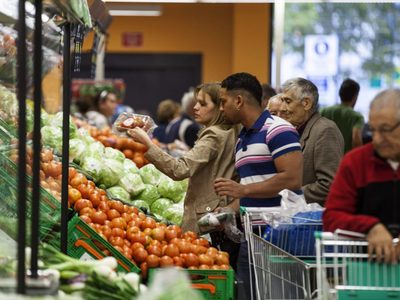 Derrumbe en la economía: se acelera la caída del consumo en los supermercados