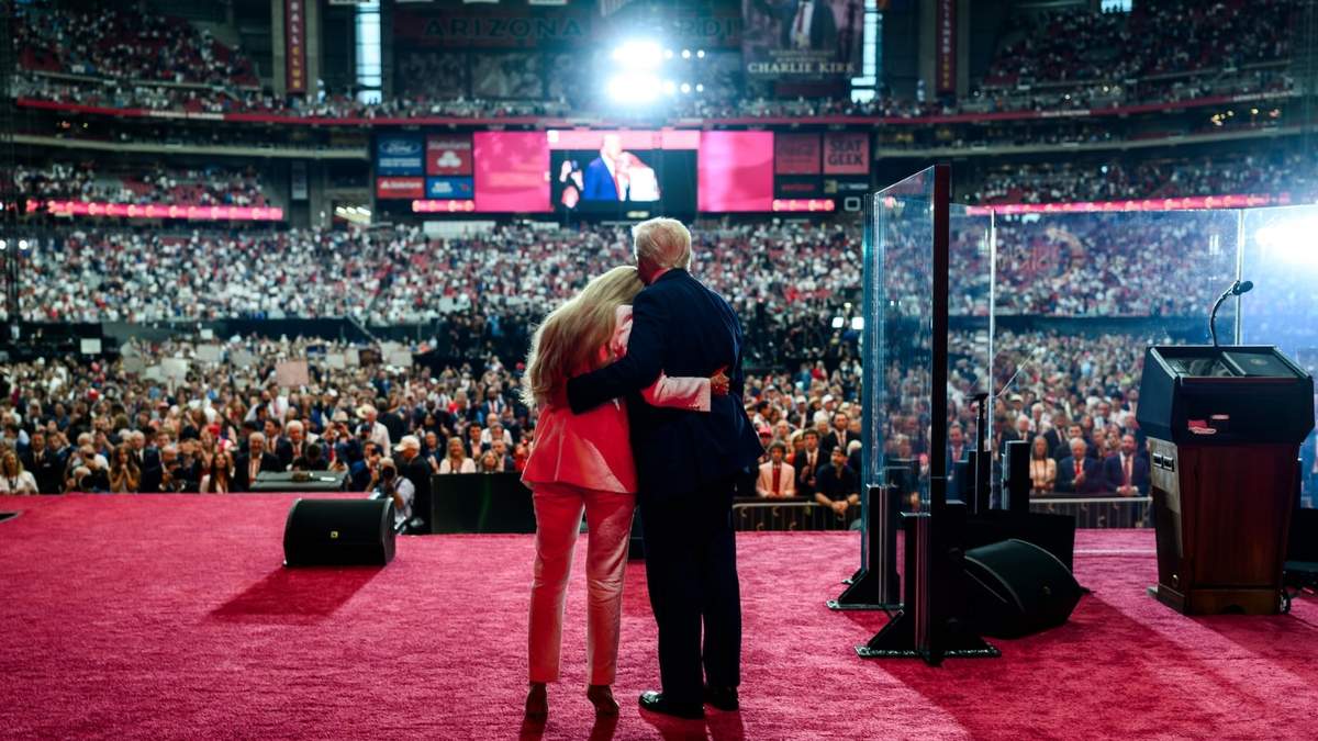 Donald Trump abraza a Erika, viuda del activista Charlie Kirk, en el homenaje en el estadio State Farm de Glendale, Arizona