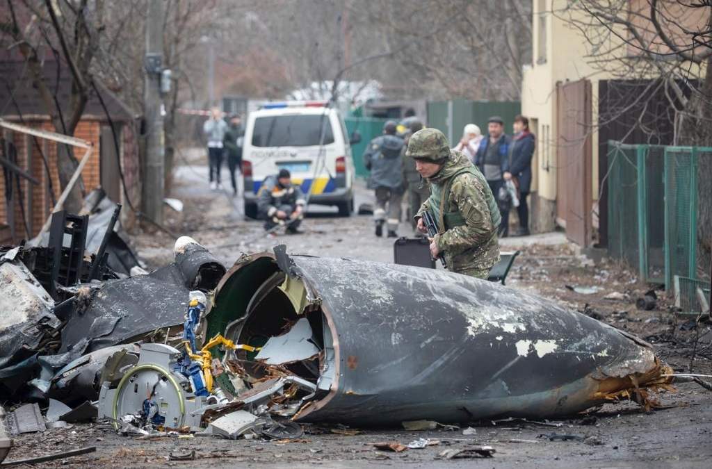 Un soldado ucraniano inspecciona los restos de un avión derribado por fuerzas rusas en Kiev