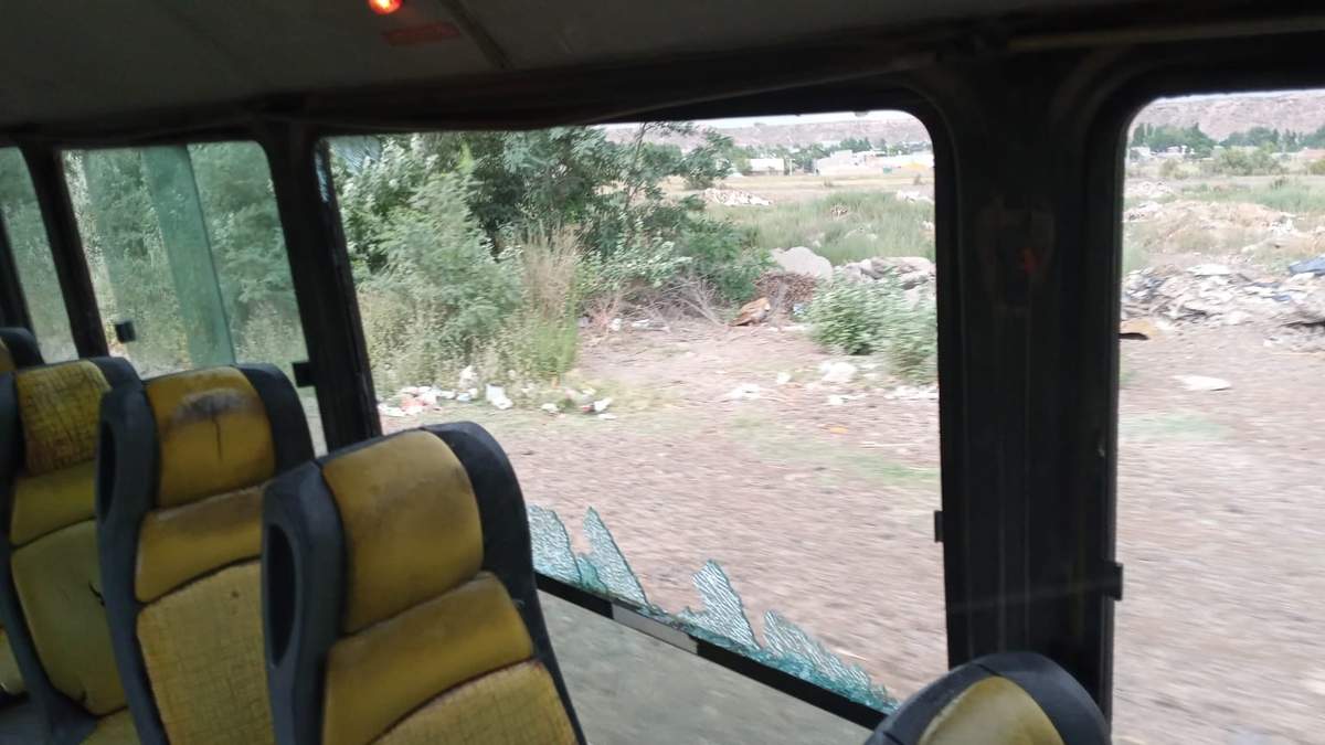 Unidades de Indalo con las ventanas estalladas por los piedrazos. Fuente: (Gentileza)