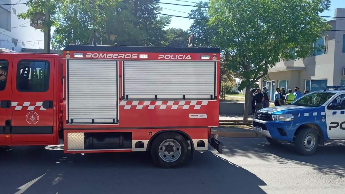 Se hicieron presentes los bomberos de Plottier. Fuente: (Twitter)