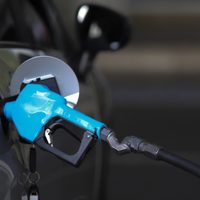 Petroleras acuerdan "congelar" el precio de los combustibles durante 45 días