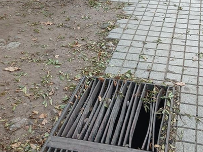 Denuncia vecinal en Ciudad: veredas y alcantarillas rotas en Gutiérrez y 9 de Julio generan peligro