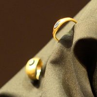 El fascinante descubrimiento de dos anillos de oro en la vía romana