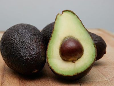 No tires el carozo de la palta: mirá cómo convertirlo en el repelente de insectos más eficaz para tus plantas