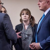 Declaran culpable de homicidio involuntario a armera en caso de disparo efectuado por Alec Baldwin