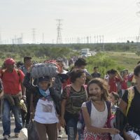 ONG lanzan alerta por salud de 800 niños que viajan en la caravana