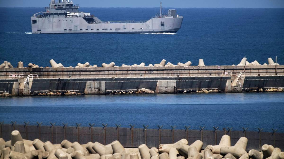 Un barco de la Marina de Israel navega por el Mediterráneo hacia el puerto de Ashdod, Israel, el 2 de octubre de 2025