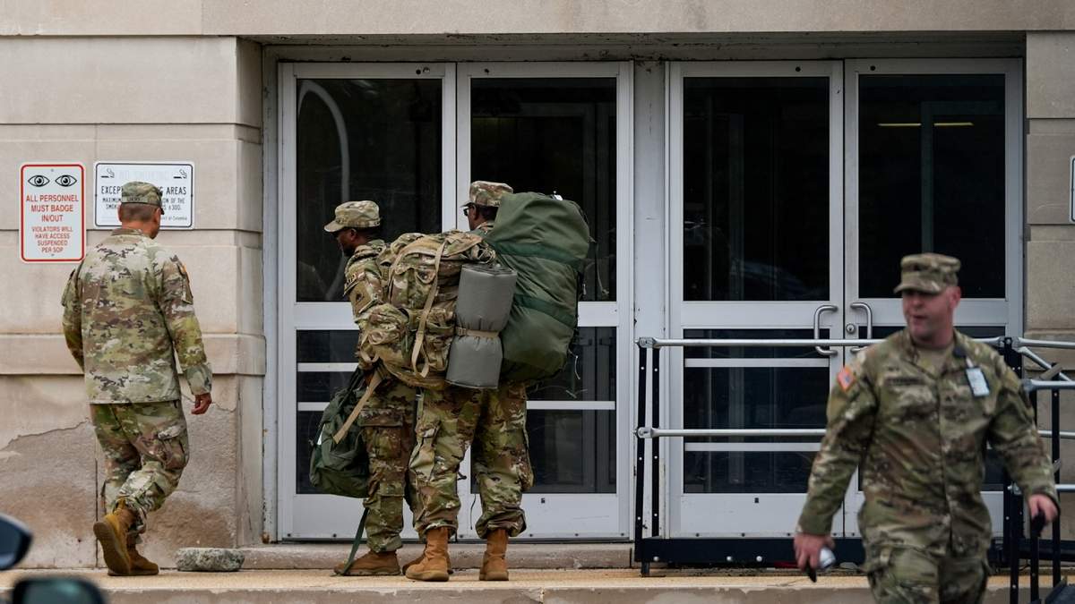 Elementos de la Guardia Nacional llegan al cuartel general de la agencia en el Distrito de Columbia, el martes 12 de agosto de 2025, en Washington