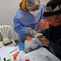 Coronavirus: descendieron los decesos diarios en relación con el lunes pero subieron los casos