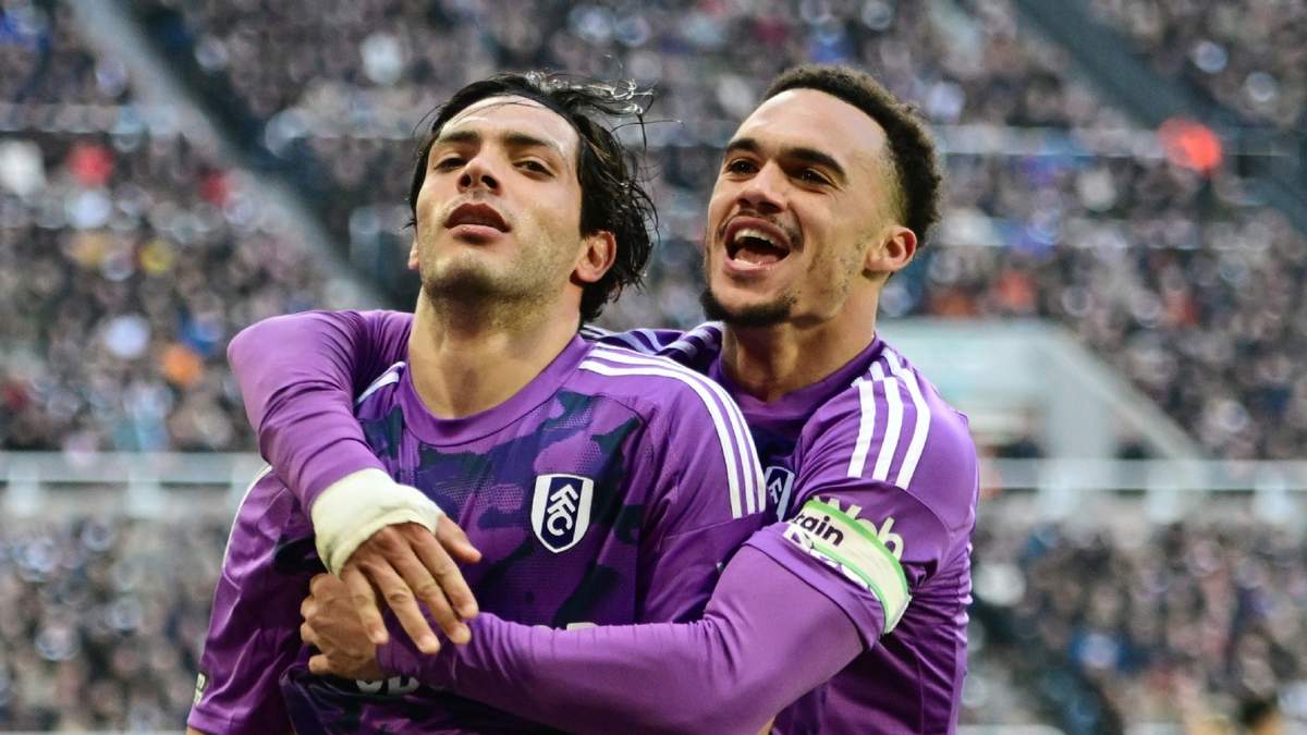 Raúl Jiménez anota gol en la victoria 2-1 del Fulham ante el Newcastle