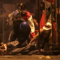 Se tambalea el nuevo Gobierno de Perú: masivas movilizaciones, represión y al menos 2 fallecidos