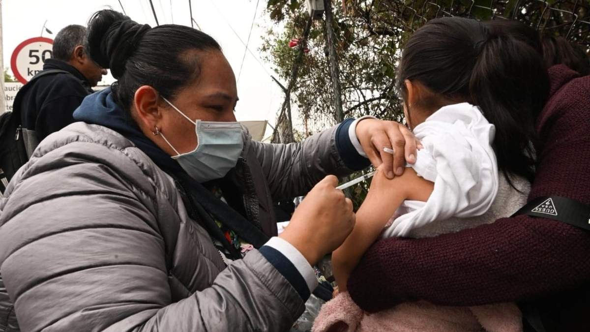 El Gobierno de la CDMX mantiene 21 sedes con horario ampliado y módulos nocturnos para reforzar la vacunación contra el sarampión.