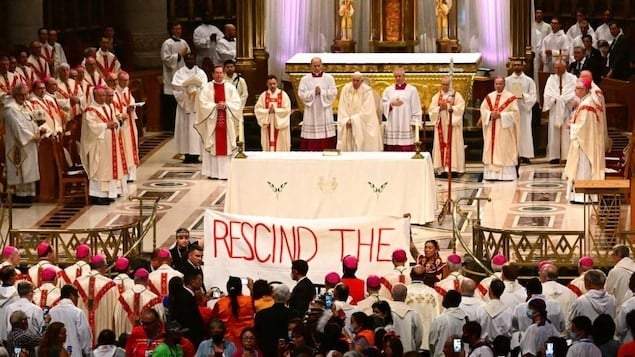 Pancarta en el altar del Santuario Nacional de Sainte-Anne-de-Beaupré que decía: "Rescinda la Doctrina"